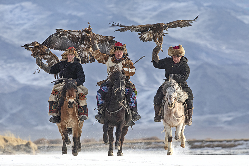 Mongolia_winter_eagle_hunting